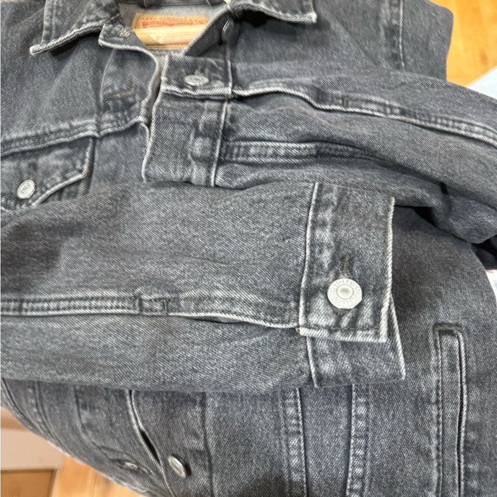 Levi's Women's Faded Black Denim Trucker Jacket - Picture 4 of 6